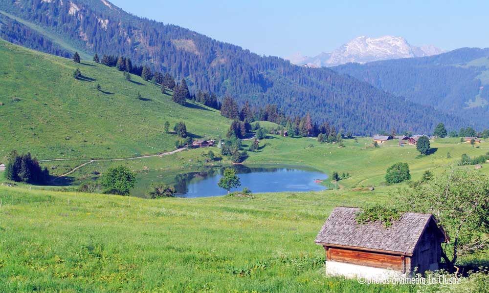 Le lac des Confins, et en arrière plan la Tournette montagne de Haute Savoie.